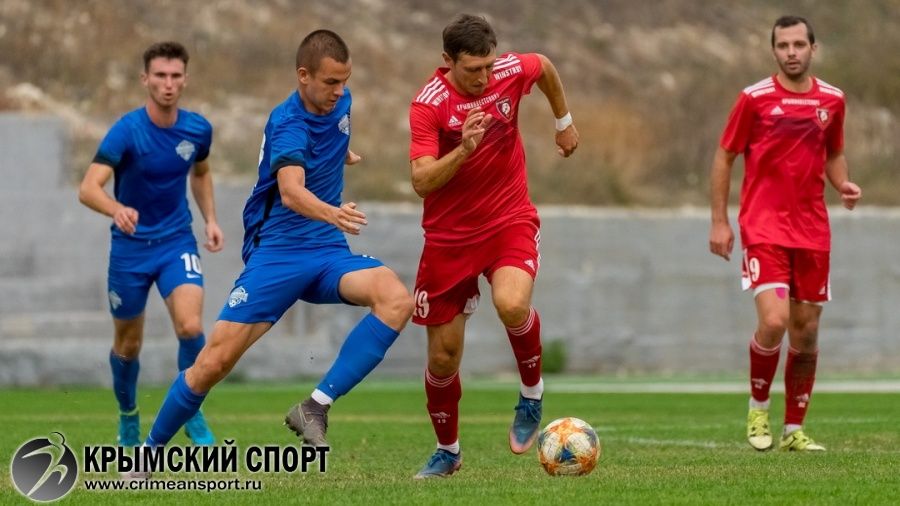 Рубин ялта машук. Черноморец Севастополь. Футбольные матчи в Ялте. Футбольная команда Черноморец Крым. Ялта Черноморец.