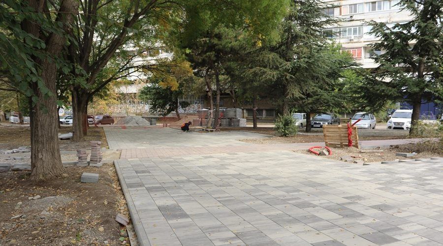 В Симферополе завершают ремонт сквера в районе Москольца