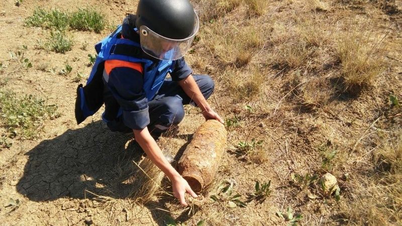 Крымские спасатели уничтожили взрывоопасный предмет времен ВОВ в Ленинском районе
