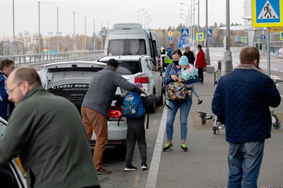 Люди уезжают из Крыма. Туристы массово уезжают из Крыма. Переезд крымчанина в Португалии.