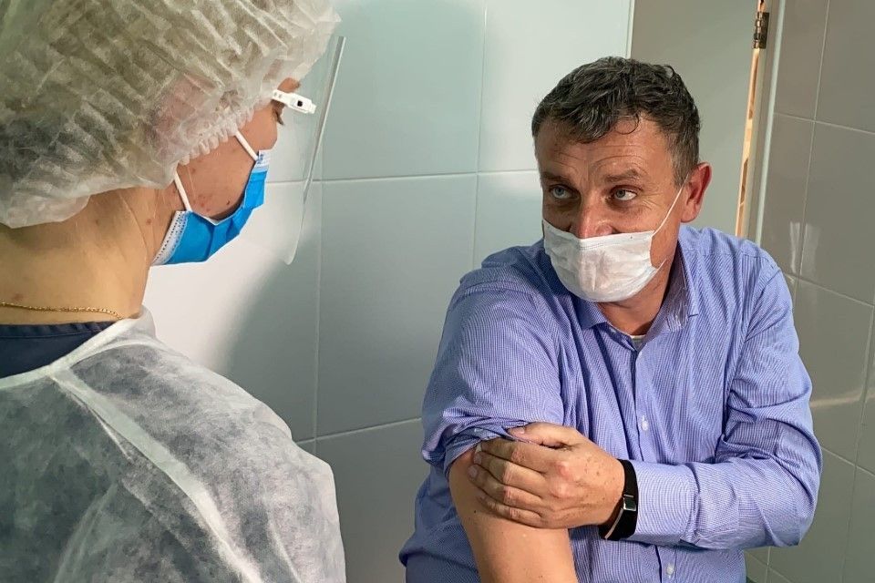Вакцинация от коронавируса в Крыму: Первые 50 человек получили прививку