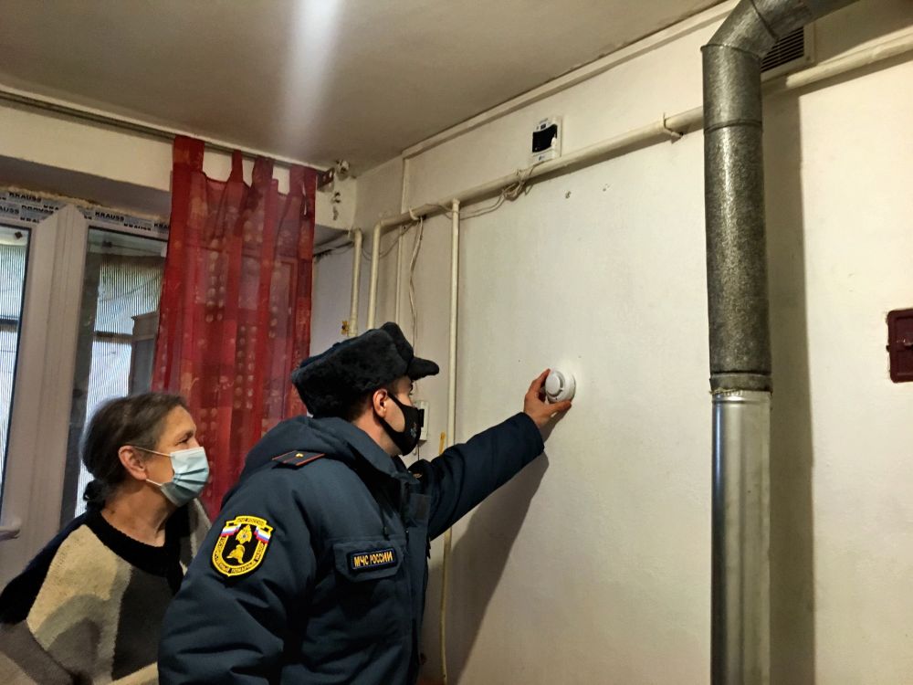 В Крыму продолжают устанавливать пожарные извещатели для многодетных семей