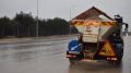 В Севастополе дорожники обрабатывают улицы солью