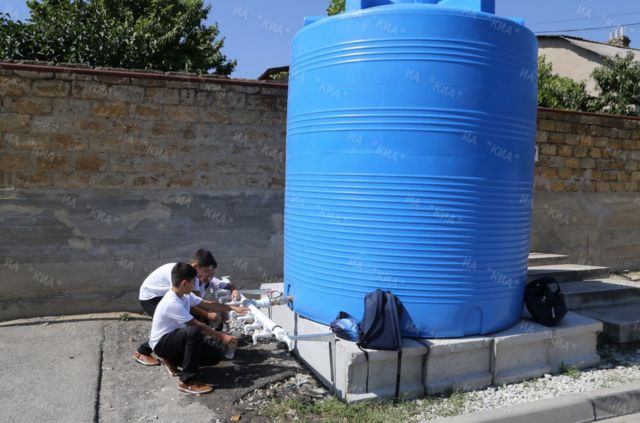 На время морозов в Крыму пластиковые баки заменят на подвоз воды машинами