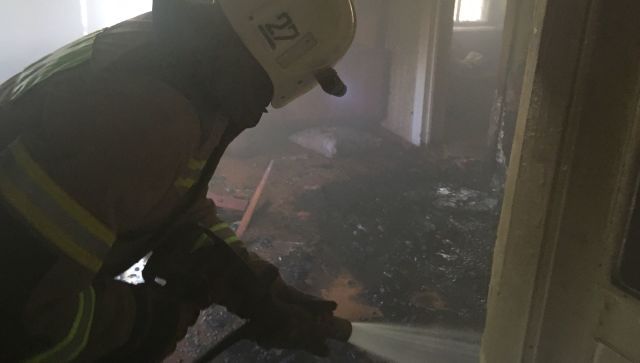 На пожаре под Феодосией эвакуировали жильцов многоэтажки