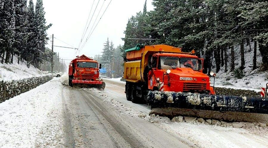 Сотня единиц спецтехники задействована в расчистке снега по всему Крыму
