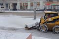 На улицах Симферополя более 10 единиц техники убирают снег с дорог