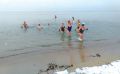 Моржи Крыма не отказались от крещенских купаний