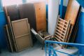 В Севастополе жильцов многоквартирного дома заставили освободить лестницы от хлама