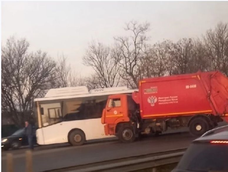 В Симферополе столкнулись мусоровоз и пассажирский автобус. Фото