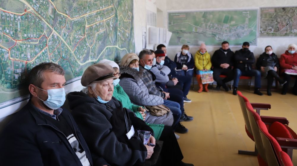 Людмила Пучкова встретилась с жителями села Долинное для помощи в расселении граждан из аварийного дома