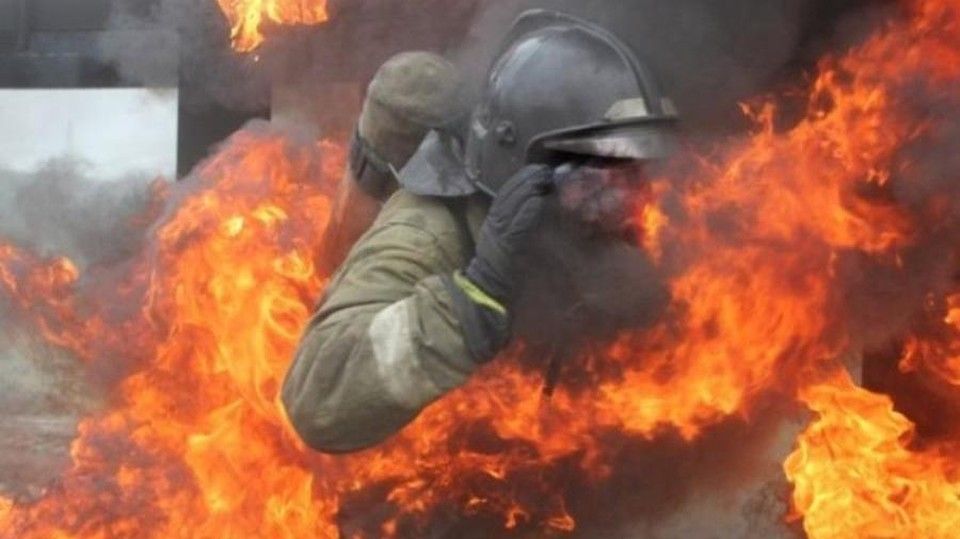 В Керчи пожарные спасли пенсионерку из горящей квартиры