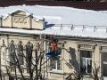 Симферопольские коммунальщики начали сбивать сосульки с домов