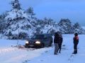На плато Ай-Петри в снегу застрял внедорожник. Фото