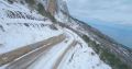Появилось видео, как в горах Крыма двое лихачей устроили гонки на «Жигули»