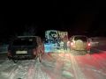 В горах Крыма два автомобиля застряли в снегу ночью