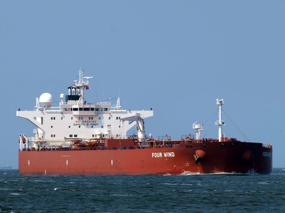 Экипаж судна в Керченском проливе эвакуируют из-за отравления, один человек скончался