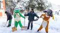 Донателло и Кот в сапогах помогли очистить от снега парк в Симферополе
