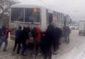 Симферопольцам пришлось выталкивать забуксовавший в снегу автобус