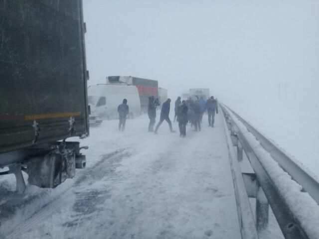 Подрядчика, ответственного за расчистку трассы «Таврида» от снега, отстранят от работы