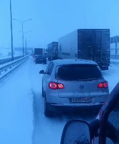 В Крыму на трассе «Таврида» из-за снегопада образовалась большая пробка