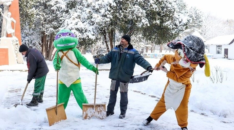 Симферопольский парк очистили от снега Кот в сапогах и Донателло
