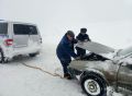 В Крыму сотрудники полиции оказывают помощь автолюбителям, попавшим в снежный плен