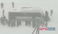 Появилось видео, как пассажиры в Керчи выталкивали автобус из снежных заносов