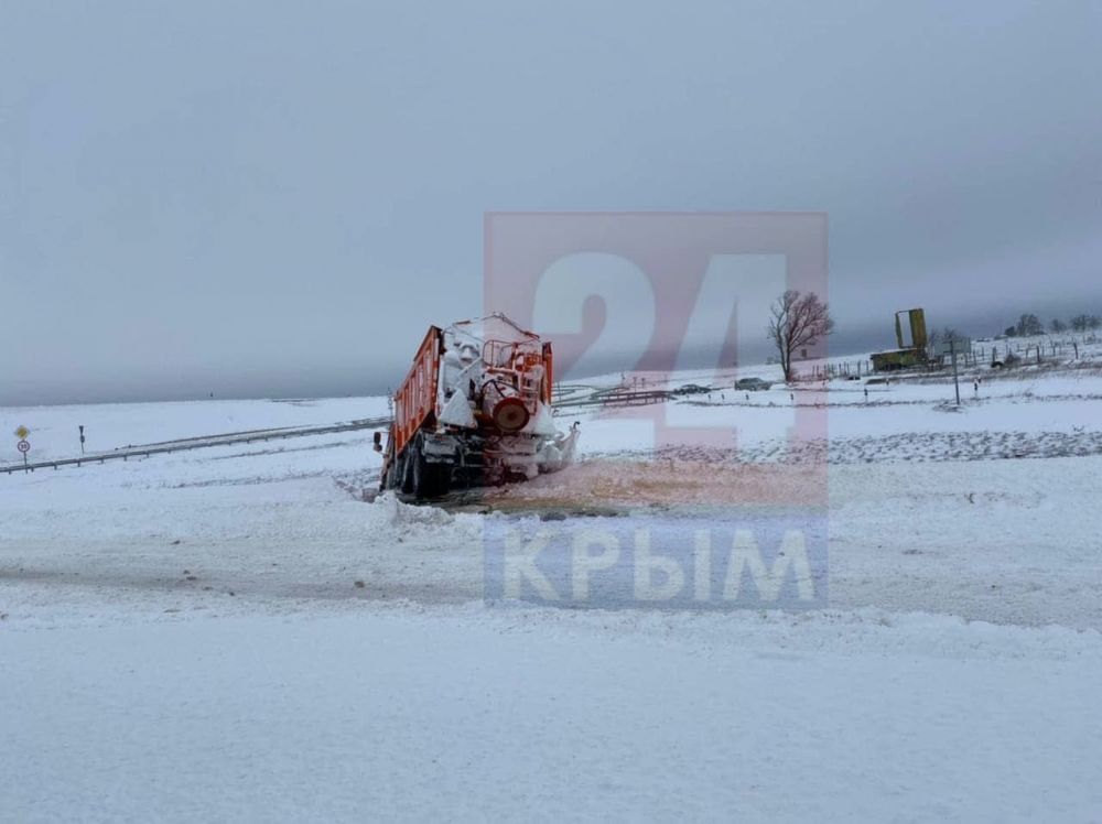 На трассе «Таврида» вырезали часть ограждения, чтобы вытащить автомобили из снежного плена