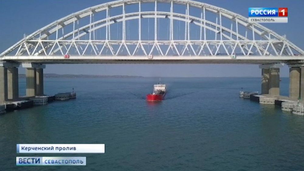 Экипаж судна в Керченском проливе эвакуируют после смерти механика