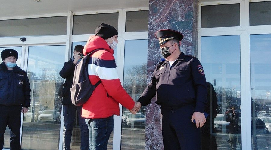 Министр внутренних дел Крыма предложил задержавшему преступника парню работу в полиции