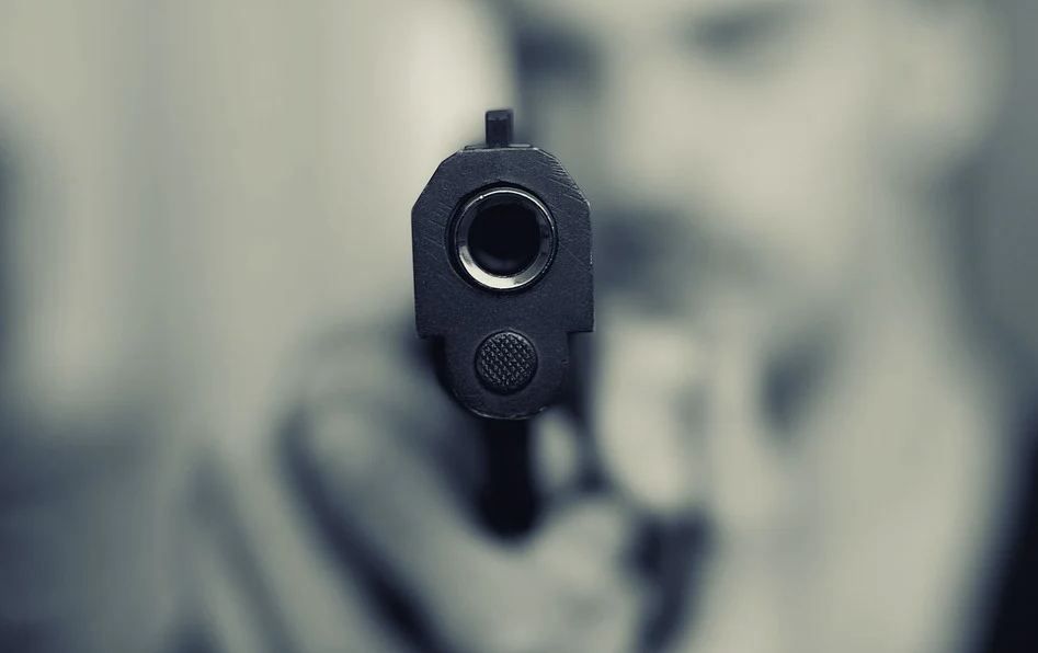 В Симферополе местный житель украл из магазина пистолет