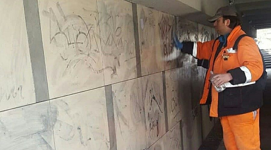 Коммунальщики Симферополя приступили к чистке разрисованной вандалами набережной Салгира