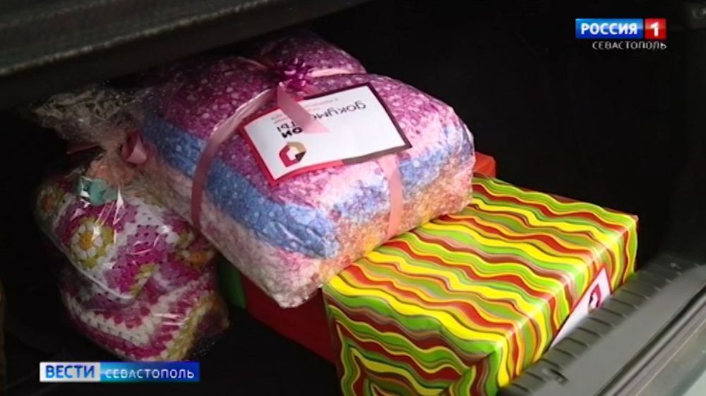 Носочки и пледы связали сотрудницы МФЦ Севастополя для детей из Дома ребёнка