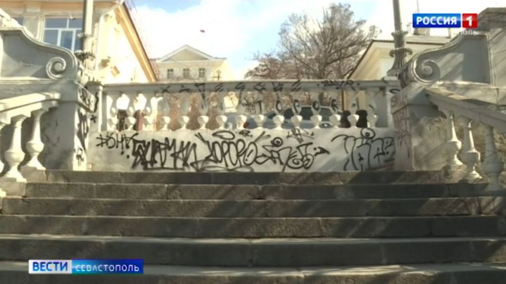 После нашествия вандалов Таврическую лестницу в Севастополе полностью отреставрируют