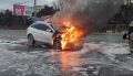 В Севастополе посреди городской дороги сгорела иномарка