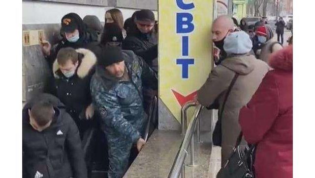 На Украине покупатели штурмом взяли магазин сэконд-хэнда - видео