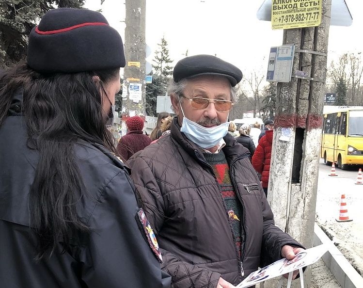 Сотрудники полиции в Симферополе провели общественную акцию «Стоп - мошенник!»