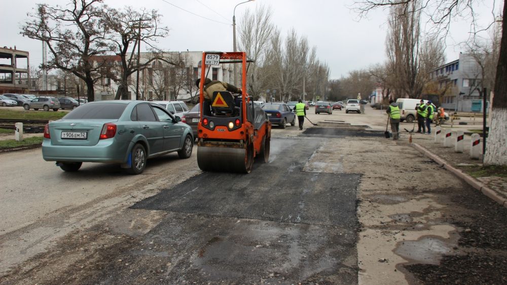 В Керчи начался ямочный ремонт дорог