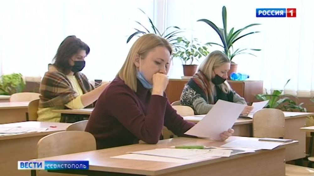 В Севастополе ЕГЭ по русскому языку сдали родители выпускников