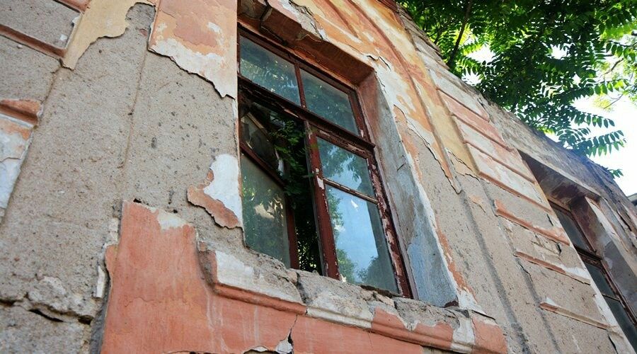 Жильцов 24 аварийных домов планируют расселить в Крыму в этом году