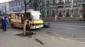 В столице Крыма автобус въехал в остановку и сбил женщину