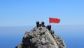 Спасатели Крыма водрузили Знамя Победы на вершину Ай-Петри - видео