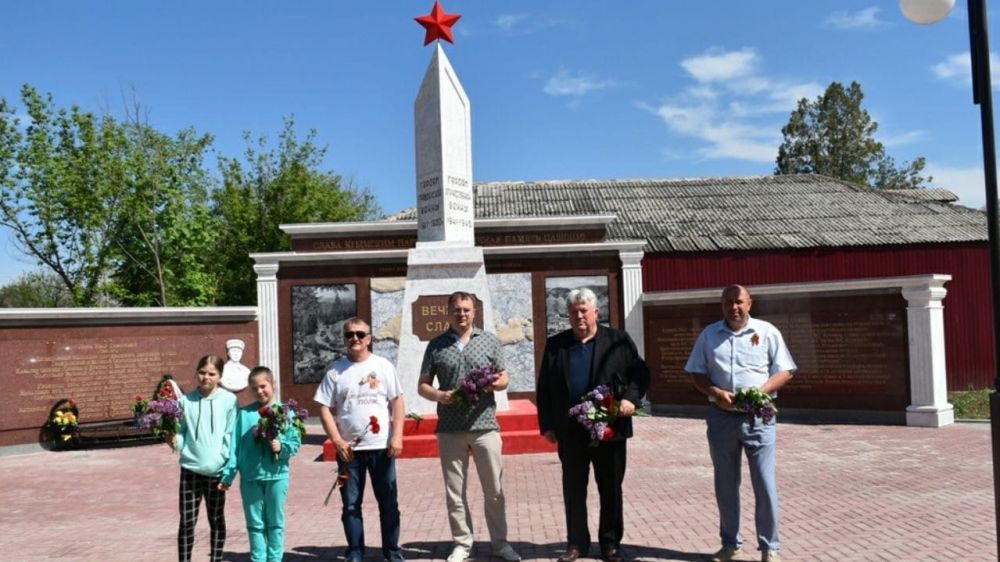 Погода в нижнегорском на 10 дней. Автопробег Нижнегорский. Крым Нижнегорский район село победа. Памятники ВОВ В Нижнегорске Крым. Крым Нижнегорский район поля с танками 22 февраля 2022 года.