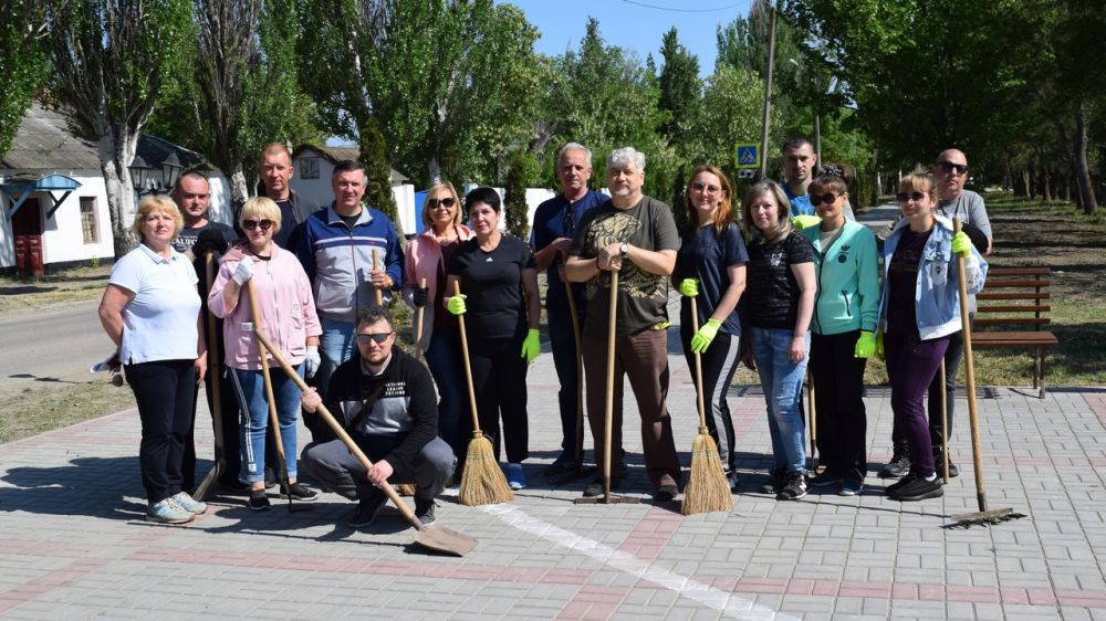 Чистый город директор. Субботник Крым. Сотрудники городской администрации города Джанкой. Субботник чистый Крым. Субботник Джанкой.