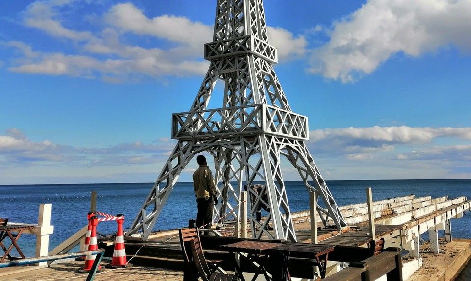 На Массандровский пляж в Ялте вернули Эйфелеву башню