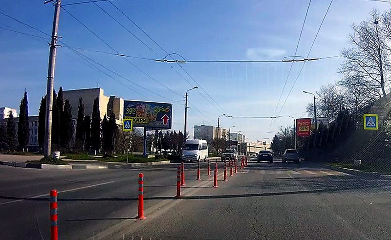 Проспект Героев Сталинграда вновь «украсят» сигнальные столбики
