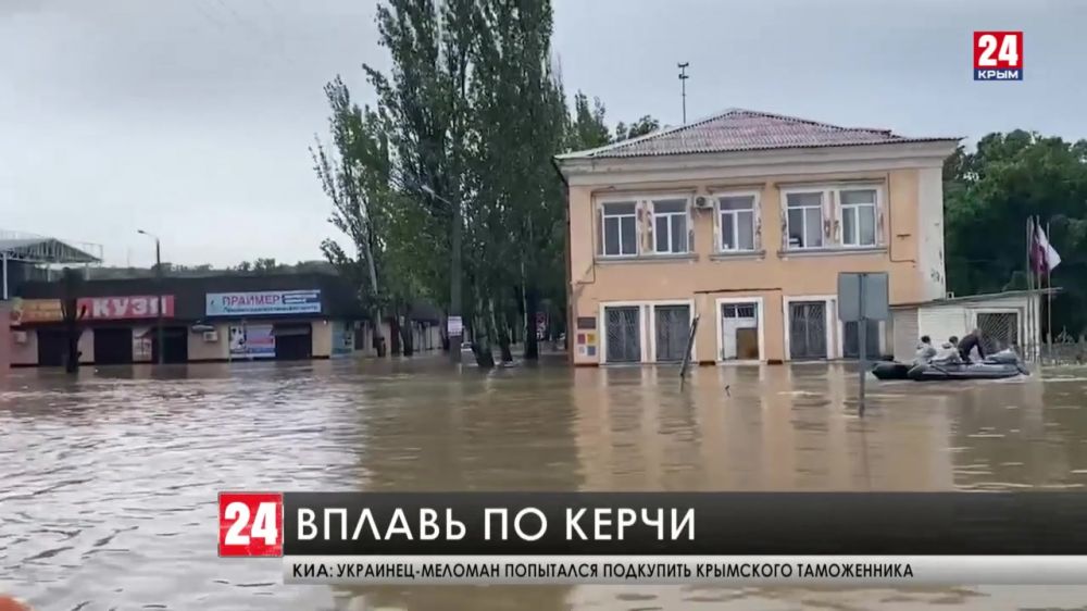 Эвакуированных жителей Керчи спасатели МЧС сопровождали вплавь