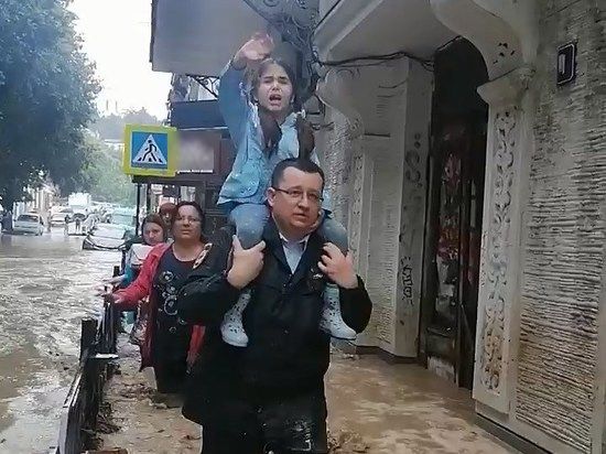 Служебная машина попала в селевой поток: как ялтинские полицейские спасали семью с ребёнком. Видео