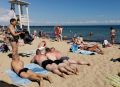 В Евпатории пляжи забиты туристами на фоне подтопления Ялты и Керчи